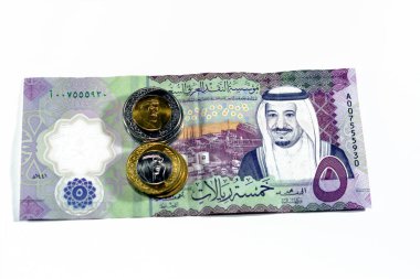 Yeni polimer 5 SAR 5 Suudi Arabistan riyalleri nakit para banknot serisi 1441 AH Rub 'al Khali' deki Şeyh petrol rafinerisi, 1 ve 2 riyalle kral Salman Bin AbdulAziz