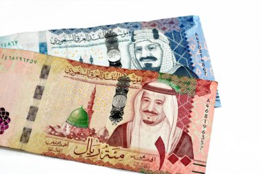 500 SAR 500 Suudi Arabistan riyalisti Kral AbdulAziz Al Suud ve Kabaa ile nakit para ve 100 Suudi Arabistan riyali Kral Salman ve Peygamber camii ile Medine 'de izole