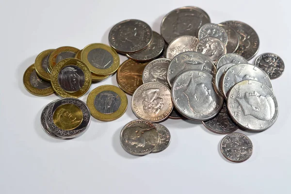 Купа Саудівських Американських Монет Гроші Sar Один Два Ріал Півдолара — стокове фото