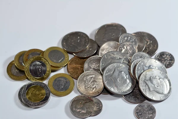 사우디와 미국의 센트의 센트와 센트의 사우디아라비아의 동전은 배경을 시킨다 — 스톡 사진
