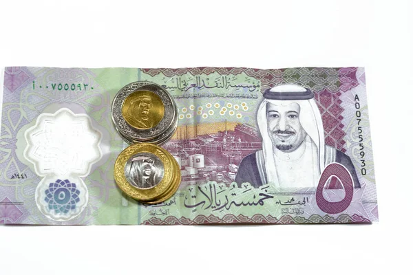 新しいポリマーの反対側5 Sar 5サウジアラビアリヤル現金紙幣シリーズ1441 Ahは 1と2のリヤル硬貨でサルマン アブドゥルアジズ王 カリのShayah石油精製所を備えています — ストック写真