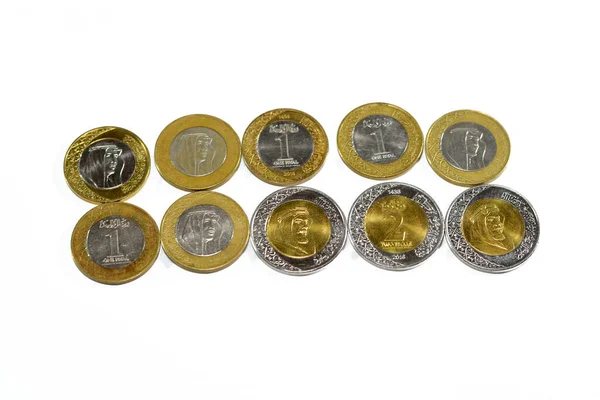 沙特阿拉伯1里亚尔 2里亚尔 1里亚尔和2里亚尔硬币 以白底分离的萨勒曼国王和阿卜杜勒阿齐兹 沙特国王为特征 有选择地以沙特硬币为重点 汇率概念 — 图库照片