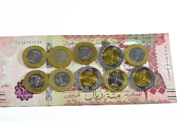 100 Sar 100サウジアラビア リヤル 現金の銀行券とサウジアラビア リヤル コルナ硬貨1と2リヤルの特徴キング サルマン アブドゥルアズィーズ サウドとキング — ストック写真