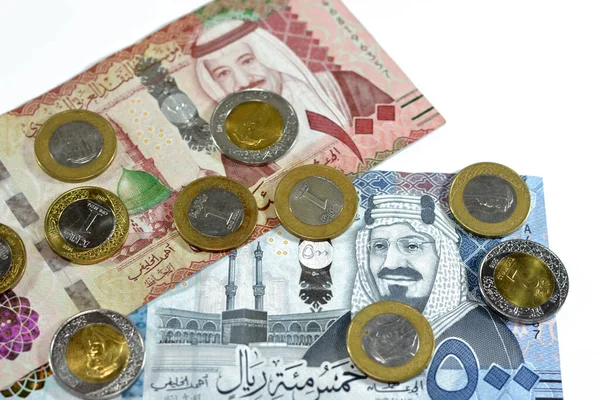 收集500里亚尔和100里亚尔沙特阿拉伯里亚尔现钞和大量沙特里亚尔1里亚尔和2里亚尔国王萨勒曼 阿卜杜勒阿齐兹和阿卜杜勒阿齐兹国王里亚尔现钞 按沙特阿拉伯货币兑换率 — 图库照片