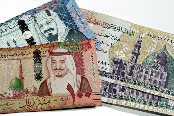 筹集500 100里亚尔500里亚尔沙特阿拉伯里亚尔现钞和200埃及镑现钞200埃及镑 — 图库照片