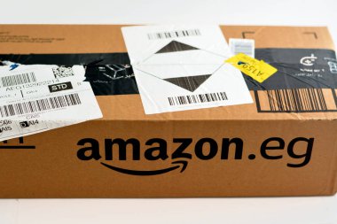 Kahire, Mısır, 23 Kasım 2022: Amazon Mısır ürün karton kutusu, Amazon, e-ticaret, bulut hesaplama, çevrimiçi reklam, dijital yayın için bir çok uluslu teknoloji şirketidir.