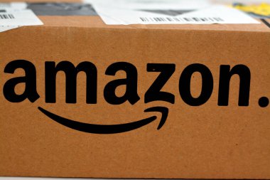 Kahire, Mısır, 23 Kasım 2022: Amazon Mısır ürün karton kutusu, Amazon, e-ticaret, bulut hesaplama, çevrimiçi reklam, dijital yayın için bir çok uluslu teknoloji şirketidir.