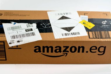 Kahire, Mısır, 23 Kasım 2022: Amazon Mısır ürün karton kutusu, Amazon, e-ticaret, bulut hesaplama, çevrimiçi reklam, dijital yayın için bir çok uluslu teknoloji şirketidir.