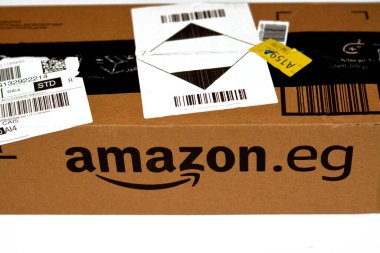 Kahire, Mısır, 23 Kasım 2022: Amazon Mısır ürün karton kutusu, Amazon, e-ticaret, bulut hesaplama, çevrimiçi reklam, dijital yayın için bir çok uluslu teknoloji şirketidir.
