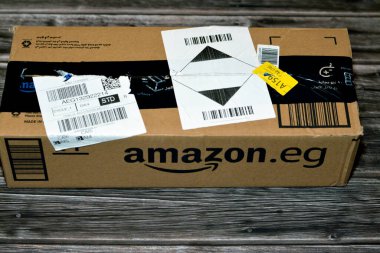 Kahire, Mısır, 23 Kasım 2022: Amazon Mısır ürün karton kutusu, Amazon, e-ticaret, bulut hesaplama, çevrimiçi reklam, dijital yayın için bir çok uluslu teknoloji şirketidir.