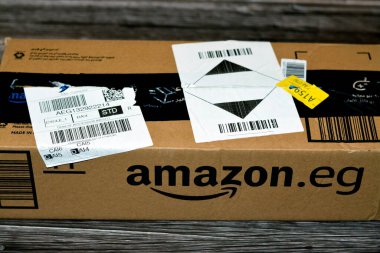 Kahire, Mısır, 23 Kasım 2022: Amazon Mısır ürün karton kutusu, Amazon, e-ticaret, bulut hesaplama, çevrimiçi reklam, dijital yayın için bir çok uluslu teknoloji şirketidir.