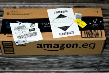 Kahire, Mısır, 23 Kasım 2022: Amazon Mısır ürün karton kutusu, Amazon, e-ticaret, bulut hesaplama, çevrimiçi reklam, dijital yayın için bir çok uluslu teknoloji şirketidir.