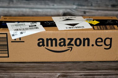 Kahire, Mısır, 23 Kasım 2022: Amazon Mısır ürün karton kutusu, Amazon, e-ticaret, bulut hesaplama, çevrimiçi reklam, dijital yayın için bir çok uluslu teknoloji şirketidir.