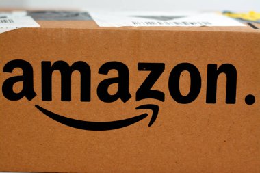 Kahire, Mısır, 23 Kasım 2022: Amazon Mısır ürün karton kutusu, Amazon, e-ticaret, bulut hesaplama, çevrimiçi reklam, dijital yayın için bir çok uluslu teknoloji şirketidir.