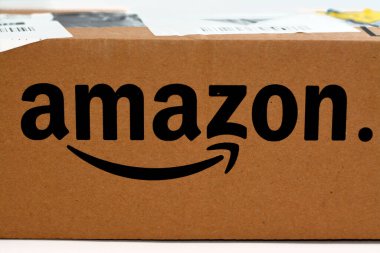 Kahire, Mısır, 23 Kasım 2022: Amazon Mısır ürün karton kutusu, Amazon, e-ticaret, bulut hesaplama, çevrimiçi reklam, dijital yayın için bir çok uluslu teknoloji şirketidir.