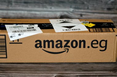 Kahire, Mısır, 23 Kasım 2022: Amazon Mısır ürün karton kutusu, Amazon, e-ticaret, bulut hesaplama, çevrimiçi reklam, dijital yayın için bir çok uluslu teknoloji şirketidir.