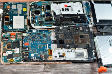 Kahire, Mısır, 9 Kasım 2022: Anakart elektronik çip, kamera ve SIM kart döşeme, donanım, elektronik, onarım, güncelleme, bakım konseptine sahip akıllı cep telefonu mobil cihazları içeriden