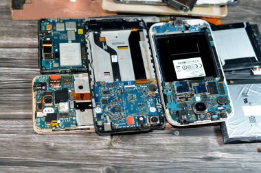 Kahire, Mısır, 9 Kasım 2022: Anakart elektronik çip, kamera ve SIM kart döşeme, donanım, elektronik, onarım, güncelleme, bakım konseptine sahip akıllı cep telefonu mobil cihazları içeriden