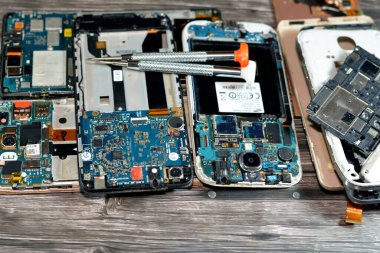 Kahire, Mısır, 9 Kasım 2022: Anakart elektronik çip, kamera ve SIM kart döşeme, donanım, elektronik, onarım, güncelleme, bakım konseptine sahip akıllı cep telefonu mobil cihazları içeriden