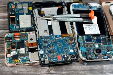 Kahire, Mısır, 9 Kasım 2022: Anakart elektronik çip, kamera ve SIM kart döşeme, donanım, elektronik, onarım, güncelleme, bakım konseptine sahip akıllı cep telefonu mobil cihazları içeriden