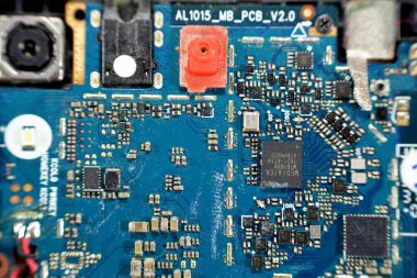 Kahire, Mısır, 9 Kasım 2022: Anakart elektronik çip, kamera ve SIM kart döşeme, donanım, elektronik, onarım, güncelleme, bakım konseptine sahip akıllı cep telefonu mobil cihazları içeriden