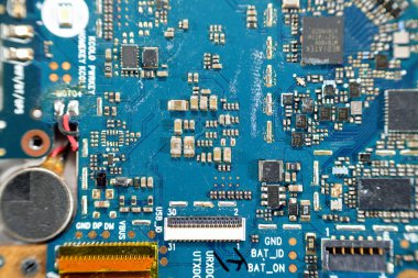 Kahire, Mısır, 9 Kasım 2022: Anakart elektronik çip, kamera ve SIM kart döşeme, donanım, elektronik, onarım, güncelleme, bakım konseptine sahip akıllı cep telefonu mobil cihazları içeriden