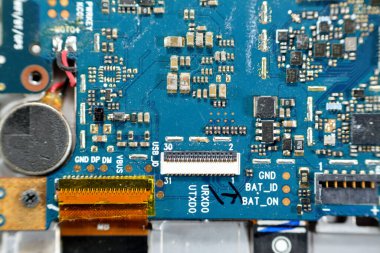 Kahire, Mısır, 9 Kasım 2022: Anakart elektronik çip, kamera ve SIM kart döşeme, donanım, elektronik, onarım, güncelleme, bakım konseptine sahip akıllı cep telefonu mobil cihazları içeriden