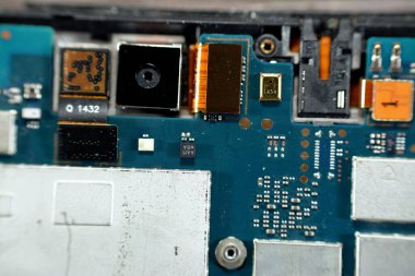 Kahire, Mısır, 9 Kasım 2022: Anakart elektronik çip, kamera ve SIM kart döşeme, donanım, elektronik, onarım, güncelleme, bakım konseptine sahip akıllı cep telefonu mobil cihazları içeriden