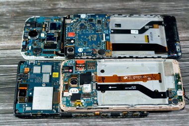 Kahire, Mısır, 9 Kasım 2022: Anakart elektronik çip, kamera ve SIM kart döşeme, donanım, elektronik, onarım, güncelleme, bakım konseptine sahip akıllı cep telefonu mobil cihazları içeriden