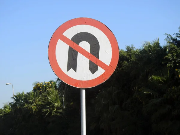 没有U型转弯标志 也就是在交叉口张贴的监管标志 表明司机在法律上不允许U型转弯 转向相反方向 有选择地集中注意力 — 图库照片