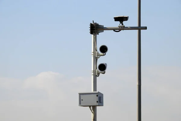 Une Caméra Sécurité Routière Pour Surveillance Des Autoroutes Afin Détecter — Photo
