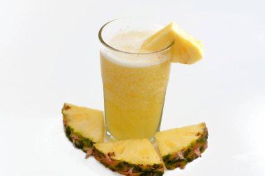 Ananas Suyu (Ananas komosusu), Bromeliaceae familyasından yenilebilir meyvesi olan tropikal bir bitki, polenlenmemiş bitkinin küçük bir çalısı ve bireysel çiçekleri olarak büyüyerek çoklu bir meyve oluşturur.