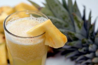 Ananas Suyu (Ananas komosusu), Bromeliaceae familyasından yenilebilir meyvesi olan tropikal bir bitki, polenlenmemiş bitkinin küçük bir çalısı ve bireysel çiçekleri olarak büyüyerek çoklu bir meyve oluşturur.