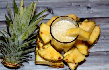 Ananas Suyu (Ananas komosusu), Bromeliaceae familyasından yenilebilir meyvesi olan tropikal bir bitki, polenlenmemiş bitkinin küçük bir çalısı ve bireysel çiçekleri olarak büyüyerek çoklu bir meyve oluşturur.