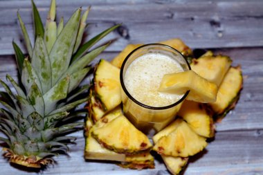 Ananas Suyu (Ananas komosusu), Bromeliaceae familyasından yenilebilir meyvesi olan tropikal bir bitki, polenlenmemiş bitkinin küçük bir çalısı ve bireysel çiçekleri olarak büyüyerek çoklu bir meyve oluşturur.
