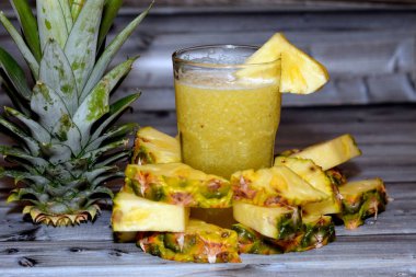 Ananas Suyu (Ananas komosusu), Bromeliaceae familyasından yenilebilir meyvesi olan tropikal bir bitki, polenlenmemiş bitkinin küçük bir çalısı ve bireysel çiçekleri olarak büyüyerek çoklu bir meyve oluşturur.