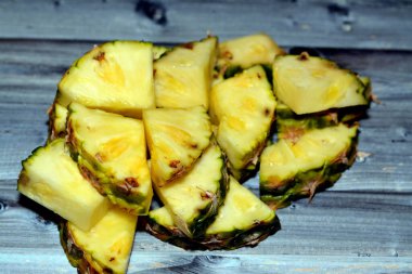 Ananas (Ananas comosus), Bromeliaceae familyasından küçük bir çalı olarak büyüyen bir tropikal bitkidir; polenlenmemiş bitkinin bireysel çiçekleri çoklu bir meyve oluşturmak için birleşir.