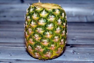 Ananas (Ananas comosus), Bromeliaceae familyasından küçük bir çalı olarak büyüyen bir tropikal bitkidir; polenlenmemiş bitkinin bireysel çiçekleri çoklu bir meyve oluşturmak için birleşir.