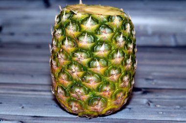 Ananas (Ananas comosus), Bromeliaceae familyasından küçük bir çalı olarak büyüyen bir tropikal bitkidir; polenlenmemiş bitkinin bireysel çiçekleri çoklu bir meyve oluşturmak için birleşir.