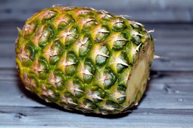 Ananas (Ananas comosus), Bromeliaceae familyasından küçük bir çalı olarak büyüyen bir tropikal bitkidir; polenlenmemiş bitkinin bireysel çiçekleri çoklu bir meyve oluşturmak için birleşir.