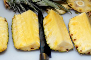 Ananas (Ananas comosus), Bromeliaceae familyasından küçük bir çalı olarak büyüyen bir tropikal bitkidir; polenlenmemiş bitkinin bireysel çiçekleri çoklu bir meyve oluşturmak için birleşir.