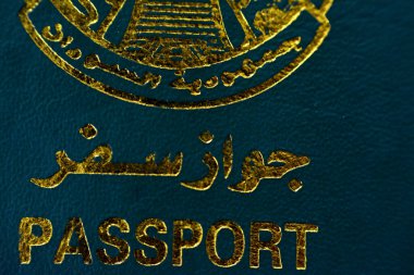 Ön kapağında yaldızlı bir şahin bulunan Sudan Cumhuriyeti pasaportu seyahat sırasında vize pulu almak için kullanılan Kuzey Sudan pasaport kimliğinin seçici odak noktası.