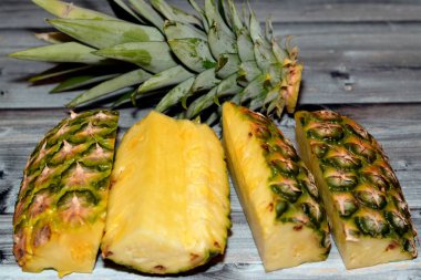 Ananas (Ananas comosus), Bromeliaceae familyasından küçük bir çalı olarak büyüyen bir tropikal bitkidir; polenlenmemiş bitkinin bireysel çiçekleri çoklu bir meyve oluşturmak için birleşir.