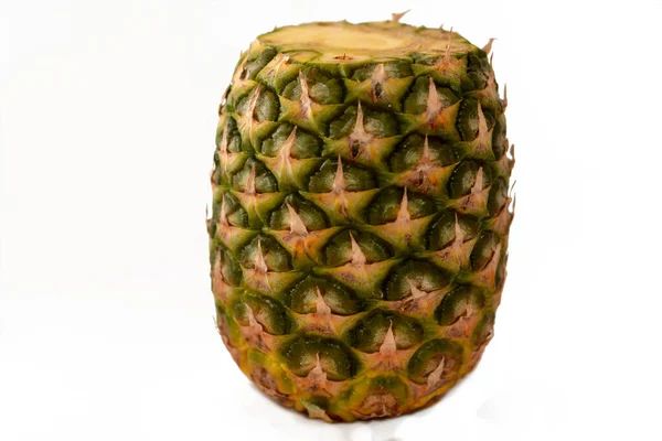 Ananas Comosus 一种热带植物 科的一种可食果实 作为小灌木生长 未授粉植物的个别花朵融合成多种果实 — 图库照片