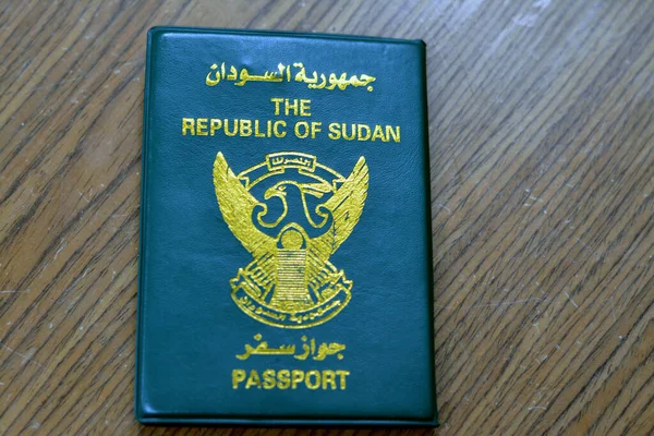 Kapağında Yaldızlı Bir Şahin Bulunan Sudan Cumhuriyeti Pasaportu Seyahat Sırasında — Stok fotoğraf