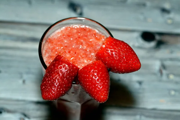 草莓是新鲜的草莓果汁 是一种广为流传的香草属杂交种 香气浓郁 色泽鲜红 质感多汁 甜味浓郁 — 图库照片