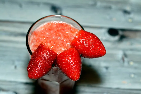 草莓是新鲜的草莓果汁 是一种广为流传的香草属杂交种 香气浓郁 色泽鲜红 质感多汁 甜味浓郁 — 图库照片