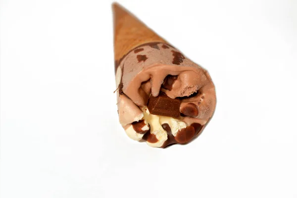 ไอศกร อคโกแลตโคโก และวาน ลลาโคนก อคโกแลตบาร ในกรวยเวเฟอร กรอบ โฟก สเล อกของการละลายหม — ภาพถ่ายสต็อก
