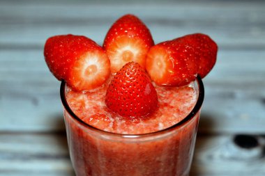 Taze çilek suyu, bahçe çileği Fragaria anananassa cinsinin karakteristik aroması, parlak kırmızı rengi, sulu dokusu ve tatlılığı ile yaygın olarak yetişen bir melez türüdür.