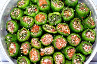 Mısır mahshi 'si doldurulmuş dolgun dolgun dolma dolma dolma dolma biber. Beyaz pirinç, soğan, maydanoz, dereotu ve kişniş. Arap Mısırlı geleneksel Mahshy mutfağının seçici odağı pişirilmeye hazır.